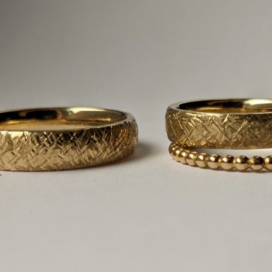 Kugelring als Gegenspiel zu gekerbten Trauringen aus 585 Gelbgold